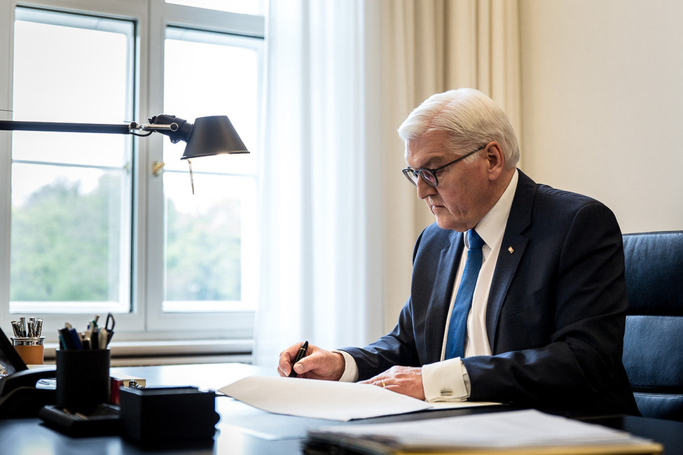 Bundespräsident Frank-Walter Steinmeier im Arbeitszimmer (Archivbild)